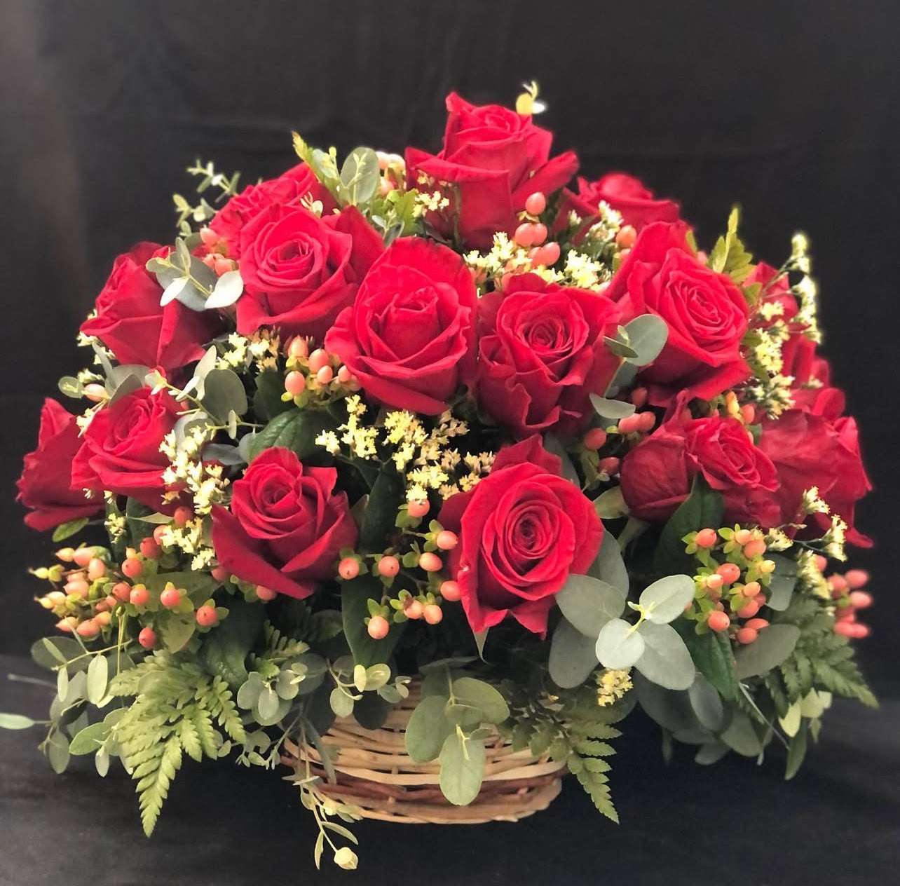 Canasto de Rosas Rojas