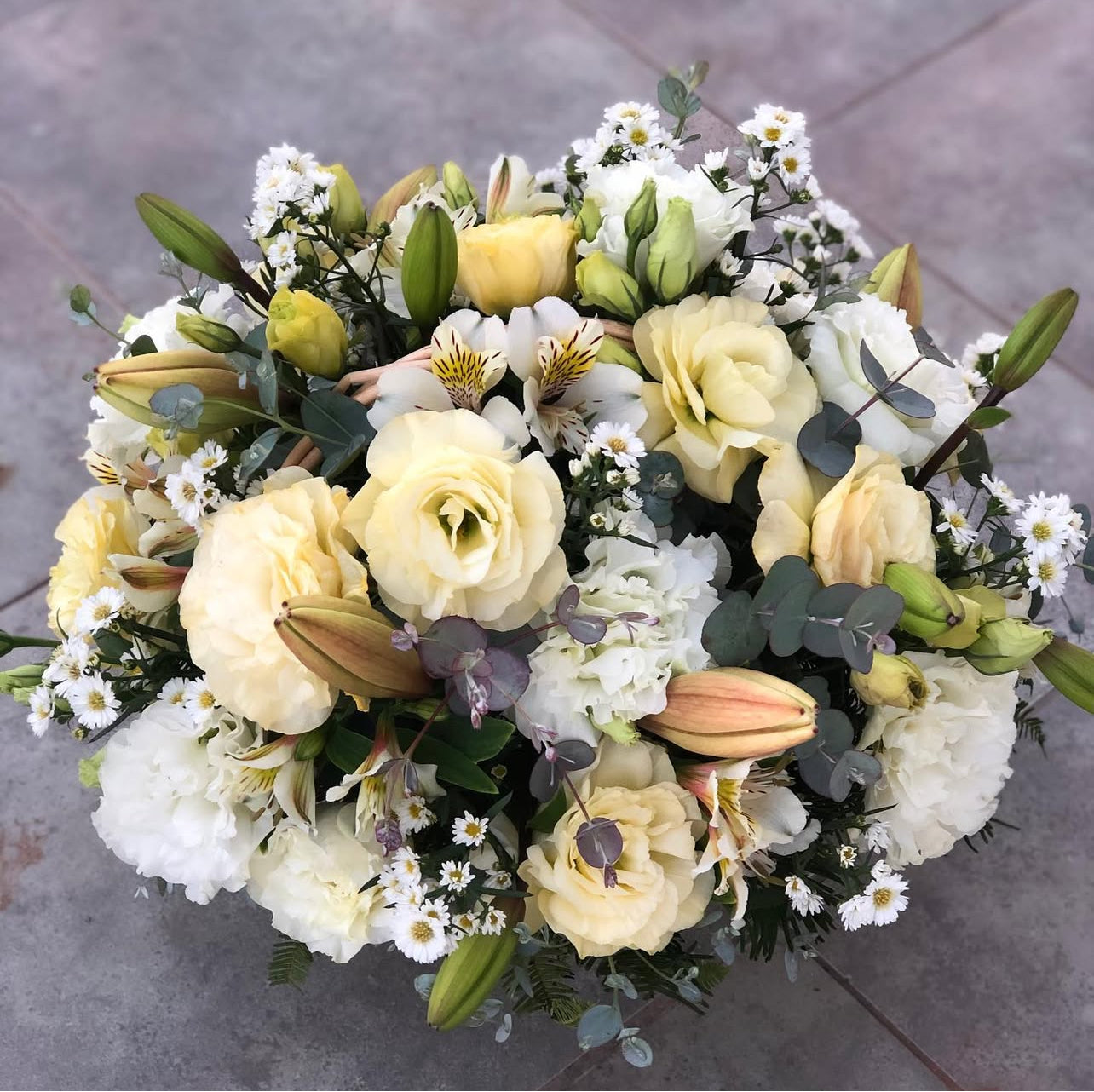 Canasto Mix Flores Blancas