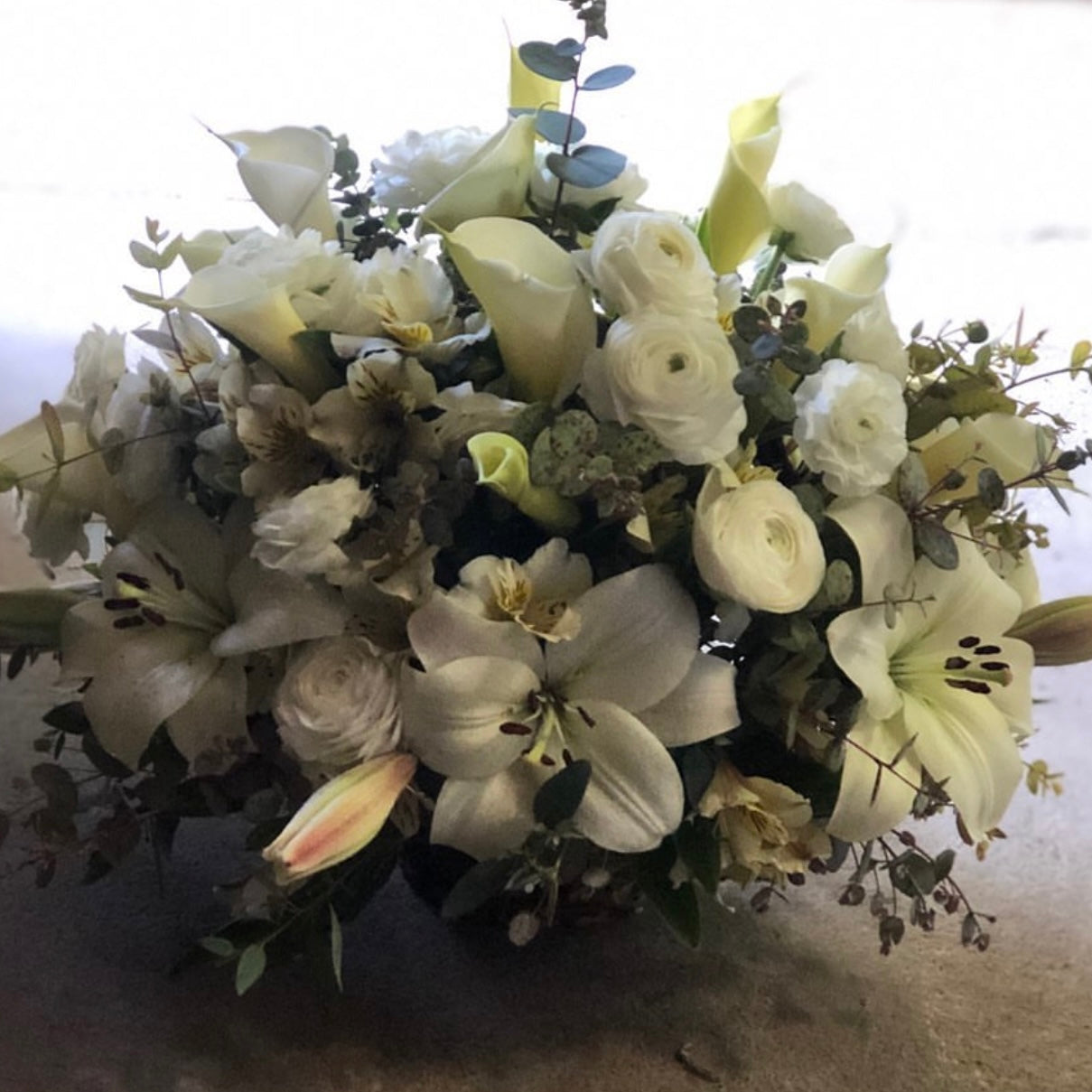 Canasto Mix Flores Blancas