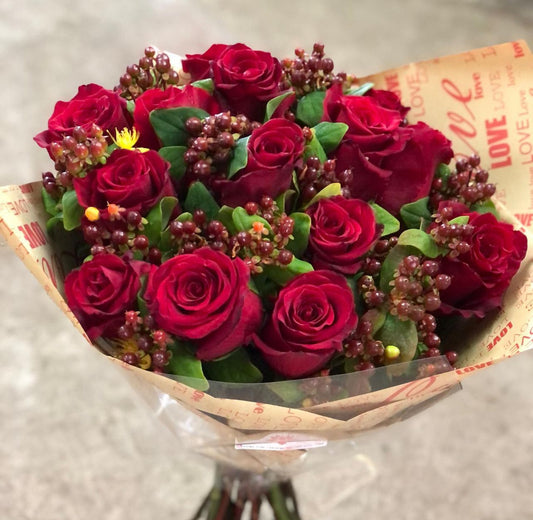 Ramo de 15 Rosas Rojas e Hypericum